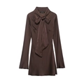 Elegantes dunkelbraunes Satin-Langarmkleid mit Schleifenausschnitt und seidigem Glanz - XS / Kaffeebraun