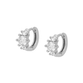 Makroaufnahme von S925 Sterling Silber Creolen mit drei eingelegten funkelnden Zirkonia - Verlauf Zirkonia Huggie / Silber