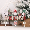 Detail van houten kerst welkomstbord met kabouter motieven en feestelijke sneeuwvlok hangers - R-C68 Gezichtsloze Kabouter Houten Hangbel
