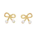 Pendientes de lazo dorado con perlas y textura tejida sobre un fondo blanco limpio - Lazo