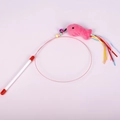 Gioco interattivo per gatti con pesce di peluche rosa, nastri colorati e campanello - Pesce in Filo d'Acciaio