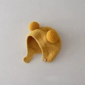 Schattige gele baby muts met oorkleppen, zachte pluche pompons en een kinbandje - Geel