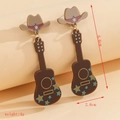 Western-Ohrringe mit braunem Cowboyhut und Gitarrenanhängern in 6,6 cm Höhe - Gitarre & Cowboyhut