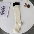 Chaussettes montantes classiques crème et noir avec motif côtelé et texture en maille chic - Poignet Noir