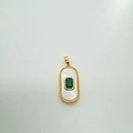 Detalle de colgante rectangular de concha bañado en oro de 18k con gema verde central - Elipse