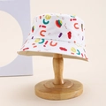 Nahaufnahme bunter Stickbuchstaben auf einem weißen Baumwoll-Sonnenhut für Kinder - Kinder Einheitsgröße / Weiß (Buchstaben-Symbol-Druck)