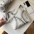 Dettaglio della borsa in cotone e lino con motivi geometrici neri ed etichetta Simple Wish - Borsa a Mano Sottobraccio Piccola con Motivo a Puntini Curvi