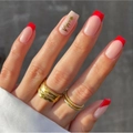 Faux ongles French manucure rouge avec motif de sapin de Noël et forme carrée - Ongles Carrés Français Ligne Ondulée Sapin de Noël Rouge (CW121)