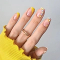 Manicure francese diagonale gialla con motivi floreali blu e rosa per donne - Stile Margherita Francese Inclinata Gialla(JP1827)