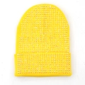 Dettaglio del berretto in maglia giallo acceso con paillettes colorate brillanti - L (58-60 cm) Elastico / Giallo Brillante (Paillettes Colorate)