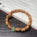 Bamboo-shaped sandalwood bracelet with a green jade bead and golden spacers - Sandalwood 8x10mm Bamboo Joint Night Style