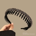Diadema de acrílico negro brillante con diamantes de imitación plateados y peine integrado - Estrás flocado negro