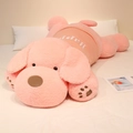 Chien en peluche rose avec pull tricoté sur un lit pour le confort et les câlins - Rose Sakura / 90cm