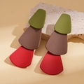 Matte geometrische Dreieck-Fransenohrringe mit bunten Harzblöcken in Oliv und Rot - Bunt