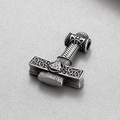 Vista macro del colgante Martillo de Thor vikingo en plata antigua con runas nórdicas - Estilo Martillo de Thor Color Acero (KP130623-TLX)
