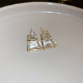 Geometrische Ohrstecker in Gold mit dreieckigen und trapezförmigen Zirkonias - Gold-Weiß