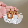 Vue détaillée des boucles d'oreilles en raphia en éventail avec gouttes et franges blanches - 1# Forme d'éventail Gland de Raphia Marron Jaune (HE21550)