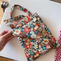 Dettaglio della borsa in cotone floreale con chiusura a bottone a scatto in metallo - Base Nera Floreale Rosso Giallo(T-12)
