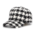 Detailaufnahme der dicken Hahnentritt-Textur auf einer Vintage-Baseballkappe - Schwarz-Weiß Patchwork