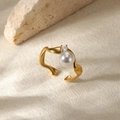 Anello aperto dorato con perla e diamante su pietra naturale e tessuto beige raffinato - Stile Perla Zirconia Dorato (G11207217)