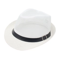 Détail d'un chapeau Panama blanc en maille avec ceinture en cuir noir et boucle en métal - Taille unique / Blanc