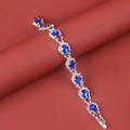 Bracelet argenté étincelant avec cristaux bleus en goutte et halo de diamants sur fond rouge - Argent et Bleu Roi