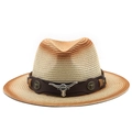 Détail d'un chapeau de paille de style western avec bandeau en cuir et emblème taureau - M (56-58cm) / Dégradé Caramel