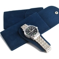 Détail d'une pochette à montre en velours bleu foncé avec montre et bouton pression - Velours perlé / Bleu
