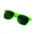 Dettaglio occhiali da sole in plastica verde neon con lenti scure e rivetti in metallo - Verde