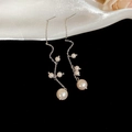 Élégantes longues boucles d'oreilles argentées avec perles blanches et chaîne - Aiguille Argentée N° 80 - Argent - Rose
