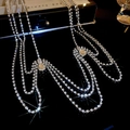 Vista ravvicinata della catena da spalla multistrato con strass e cristallo a goccia - Stile con Frange di Strass / Argento