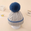 Detalle del gorro de punto para bebé con textura de trenzas grises y pompón azul marino - 0-12 Meses / Azul (Gris con pompón azul)
