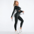 Nahaufnahme des nahtlosen Yoga-Sets im Acid-Wash-Design mit Rippstruktur und Daumenloch - Gewaschenes Schwarz