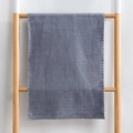 Serviette en polaire corail grise absorbante avec bords ondulés sur un support - 30*30cm / Gris clair
