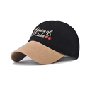 Detalle del bordado de cereza y texto en la gorra de béisbol negra y color caqui - Caqui y Cereza Negra