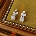 Orecchini a farfalla in argento con zirconi su sfondo di tessuto verde materico - Rame/Perno in Argento 925 / Argento