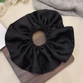 Eleganter schwarzer Jacquard-Satin-Haargummi mit Rosenmuster auf dunklem Holzuntergrund - Schwarz