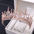 Dettaglio ravvicinato della corona barocca con cristalli champagne e oro rosa - Oro Rosa Strass Pesca