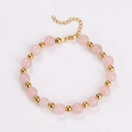 Dettaglio di perle in cristallo rosa e distanziali dorati con chiusura a moschettone - Bracciale / Bracciale Oro