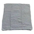 Couverture d'emmaillotage en mousseline pour bébé à motif chevron gris et blanc pliée - Rayures Larges