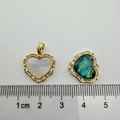 Detailopname van hartvormige hangers van schelp en abalone met een liniaal van 2cm - Gekarteld Hart (Witte Schelp)
