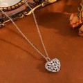 Détail du collier pendentif cœur argenté avec zircons baguette sur fond rustique - Argent Creux Carré Zircone(T030)