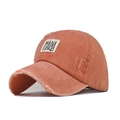 Dettaglio del cappellino da baseball in cotone rosso mattone lavato con ricamo MARIA - Regolabile / Arancione (MARIA)