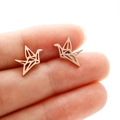 Minimalistische roségouden origami kraanvogel oorknopjes getoond op vinger - Roségoud