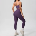 Detailansicht des lila Yoga-Sets mit weich gebürsteter Textur und offenem Rücken - S / Dunkelviolett