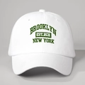 Detail der Brooklyn New York Bestickung auf der weißen Baumwoll-Basecap - Einheitsgröße / Weiß