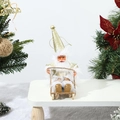 Dettaglio della statuetta di Babbo Natale su slitta in legno con tema natalizio bianco e oro - Stile Slitta Oro