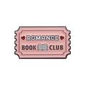 Pin de esmalte rosa en forma de sello con el texto Romance Book Club y un corazón - Club de Lectura de Romance (Rosa)