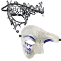 Dettaglio della maschera nera tagliata al laser con cristalli e maschera argento vintage - Set (Nero Traforato Strass + Argento Blu Scacchiera Mezza Faccia)