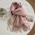 Sciarpa pashmina bicolore rosa e beige con lunghe frange e morbida trama a maglia - 200cm / Fucsia